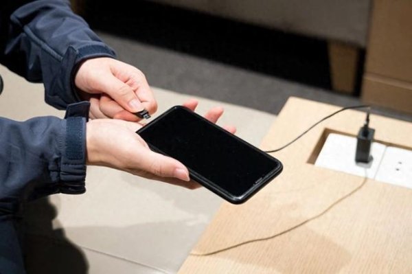 博牛配资 先插手机还是充电器？这几种充电方法，手机坏得快